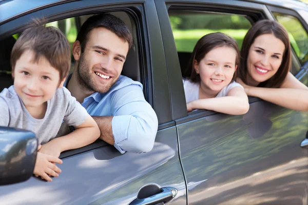 Familia sentada en el coche — Foto de Stock