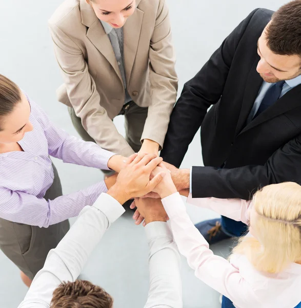 Junge Geschäftsleute schließen sich im Kreis zusammen — Stockfoto