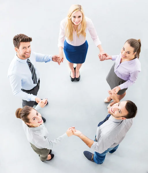 Junge Geschäftsleute schließen sich im Kreis zusammen — Stockfoto