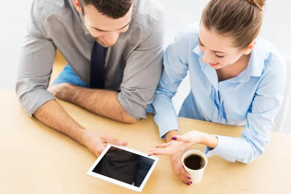 Geschäftsleute mit digitalem Tablet — Stockfoto