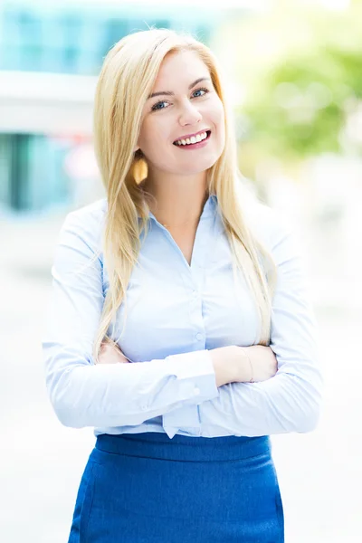 Retrato de mujer de negocios de pie — Foto de Stock