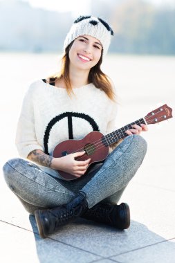 genç kadın oynarken ukulele