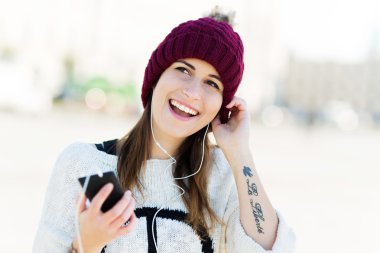 Kız smartphone cep telefonu ile müzik dinlemek