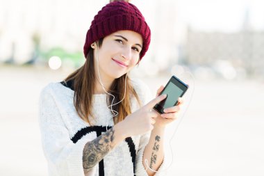 Kız smartphone cep telefonu ile müzik dinlemek