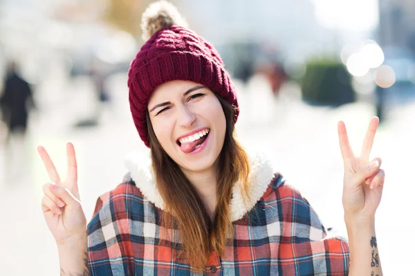 Jonge vrouw vredesteken maken — Stockfoto