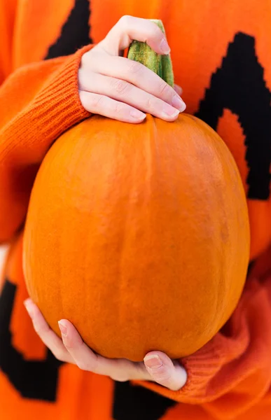 Young woman holding a pumpkin — Stock Photo, Image