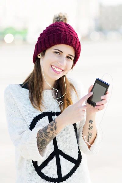 Kız smartphone cep telefonu ile müzik dinlemek — Stok fotoğraf