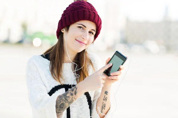 Kız smartphone cep telefonu ile müzik dinlemek — Stok fotoğraf