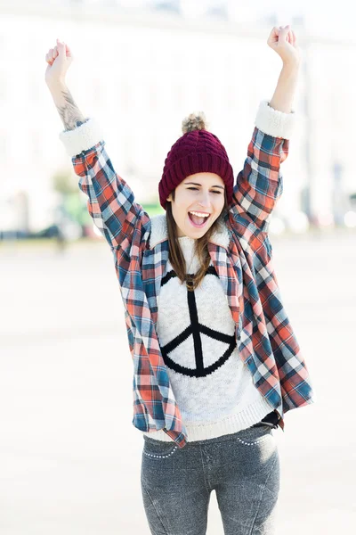 Chica vistiendo un suéter con signo de paz — Foto de Stock