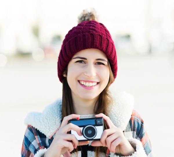Εφηβικό κορίτσι με το εκλεκτής ποιότητας φωτογραφική μηχανή — Φωτογραφία Αρχείου