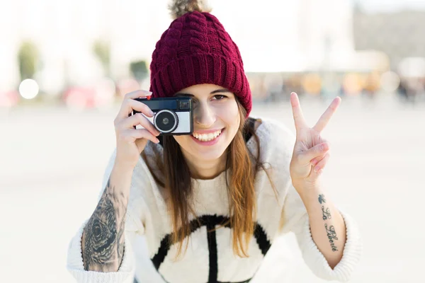 Menina adolescente com câmera vintage — Fotografia de Stock