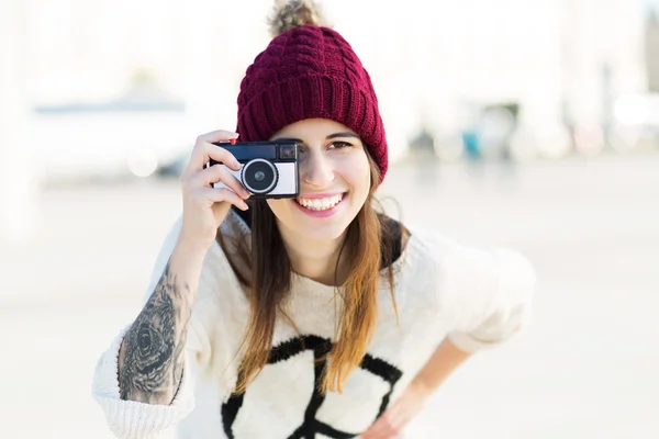 Menina adolescente com câmera vintage — Fotografia de Stock