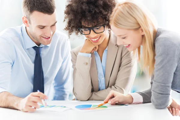 Colleghi d'affari che lavorano in ufficio — Foto Stock