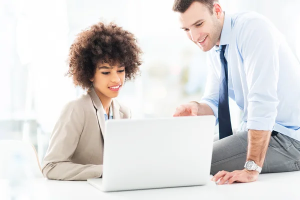 Zakenmensen op zoek naar laptop — Stockfoto