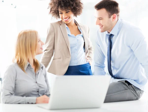 Colleghi d'affari che lavorano in ufficio — Foto Stock