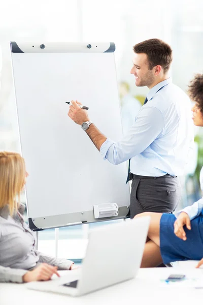 Mensen uit het bedrijfsleven bespreken gegevens aan boord — Stockfoto