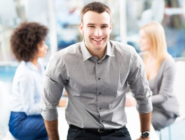 İş adamları birlikte çalışıyor.