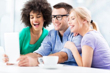 İş adamları birlikte çalışıyor.