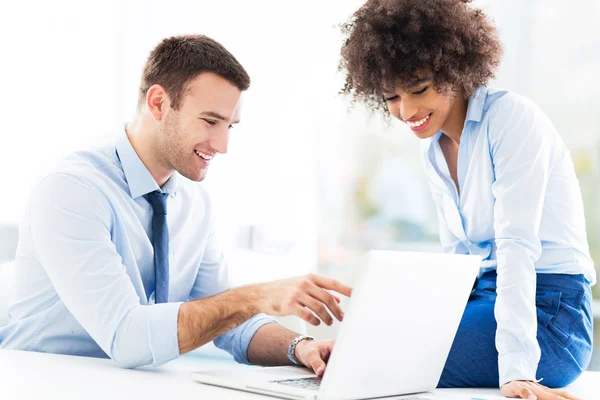 Geschäftsleute schauen auf Laptop — Stockfoto