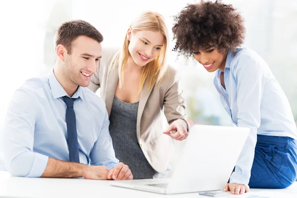 Berufskollegen im Büro — Stockfoto