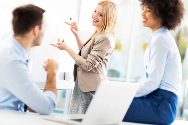 Mensen uit het bedrijfsleven bespreken gegevens aan boord — Stockfoto