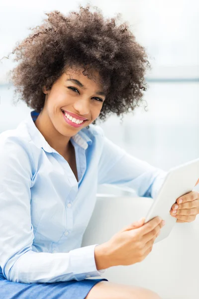 African american woman holding digital tablet — Stock Photo, Image