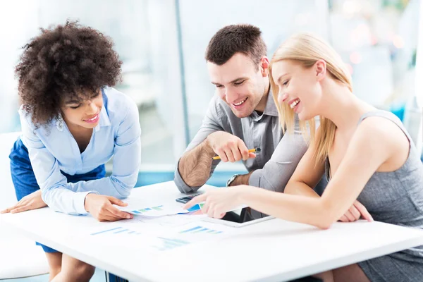 Colleghi d'affari che lavorano in ufficio — Foto Stock