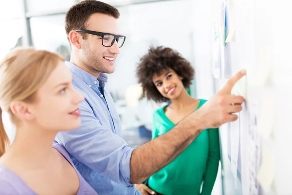 Geschäftsleute diskutieren Daten an Bord — Stockfoto