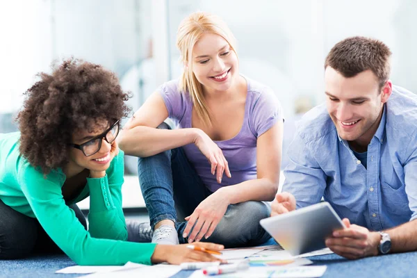 Creatieve professionals die werkzaam zijn op grond Stockfoto