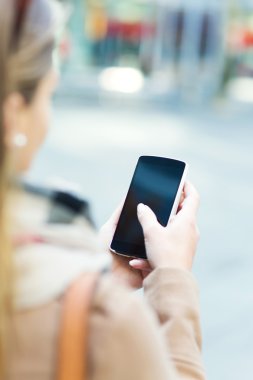 Cep telefonu kullanan kadın