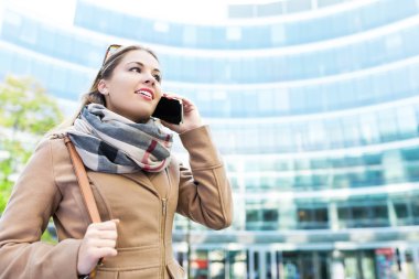 Cep telefonu kullanan kadın