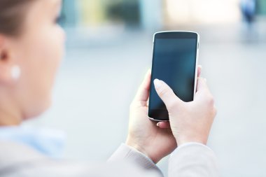 Cep telefonu kullanan kadın