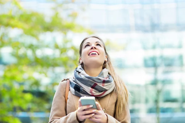 Femme utilisant un téléphone portable — Photo