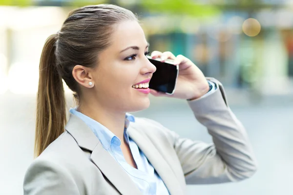 Frau benutzte Handy — Stockfoto