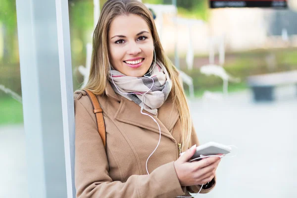 Mujer escuchando música —  Fotos de Stock