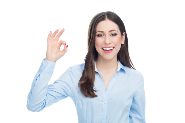 Mujer joven haciendo señal OK — Foto de Stock