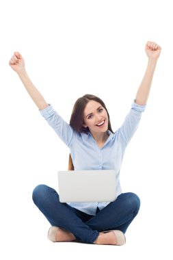 Dizüstü bilgisayarı olan genç kadın