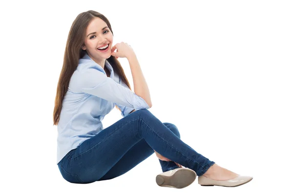 Junge Frau sitzt — Stockfoto