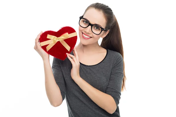 Femme en lunettes avec boîte cadeau — Photo