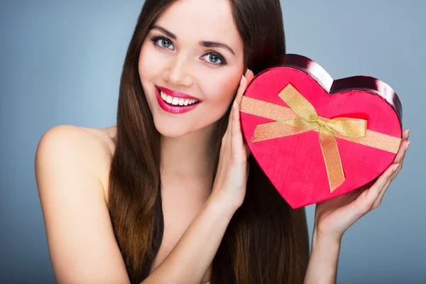 Belle fille avec boîte cadeau — Photo