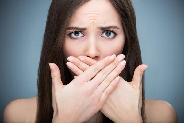 Frau zeigt sich schweigsam — Stockfoto