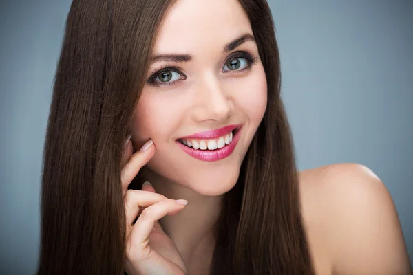 Jovem mulher sorrindo — Fotografia de Stock