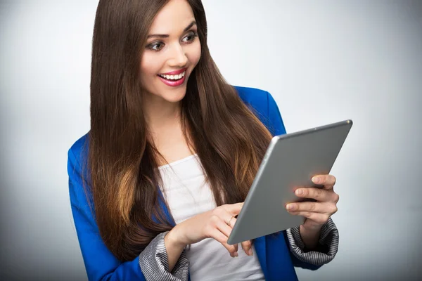 Vrouw kijken naar digitale Tablet PC — Stockfoto