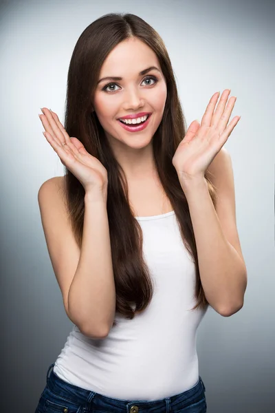 Junge Frau lächelt — Stockfoto