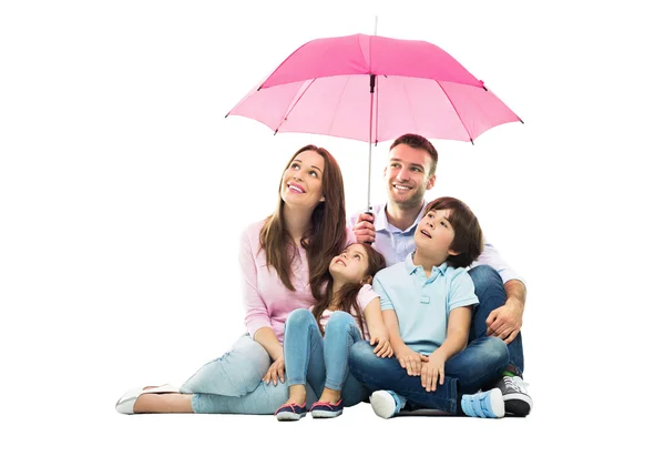 Famiglia con ombrello rosa — Foto Stock