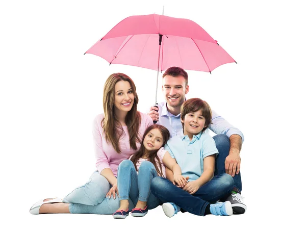 Rodziny z różowy parasol — Zdjęcie stockowe