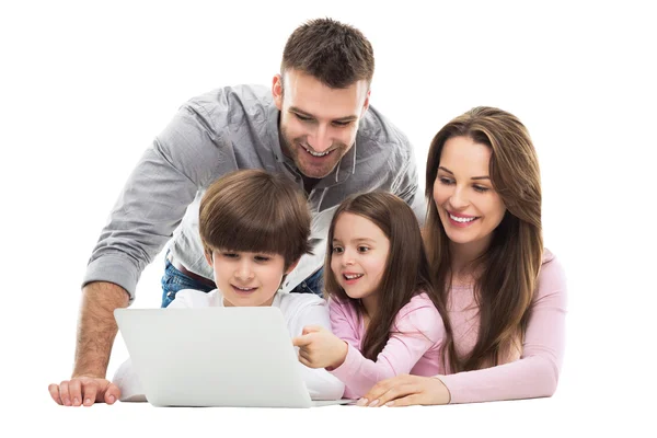 Familia usando el ordenador portátil juntos — Foto de Stock