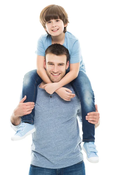 Fadern gav sonen piggyback ride — Stockfoto