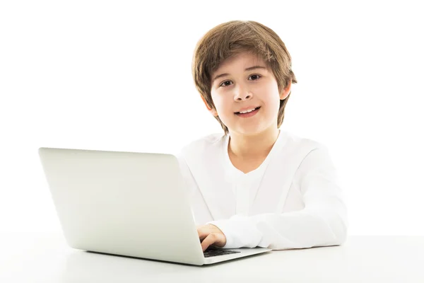 Niño pequeño con portátil — Foto de Stock