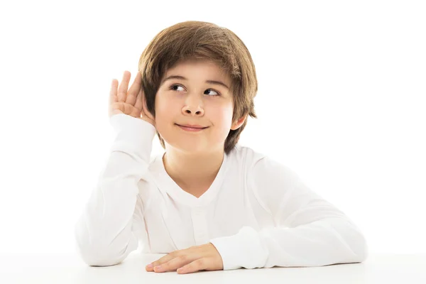 Ragazzo con una mano vicino all'orecchio — Foto Stock